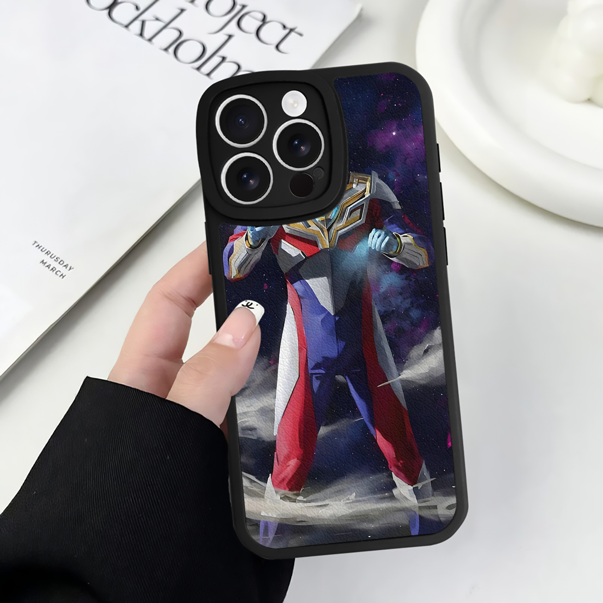 （画像用） ウルトラマン Ultraman 【iPhone 16シリーズ対応】シリコンスマホケース（レザー調） 材質：シリコン